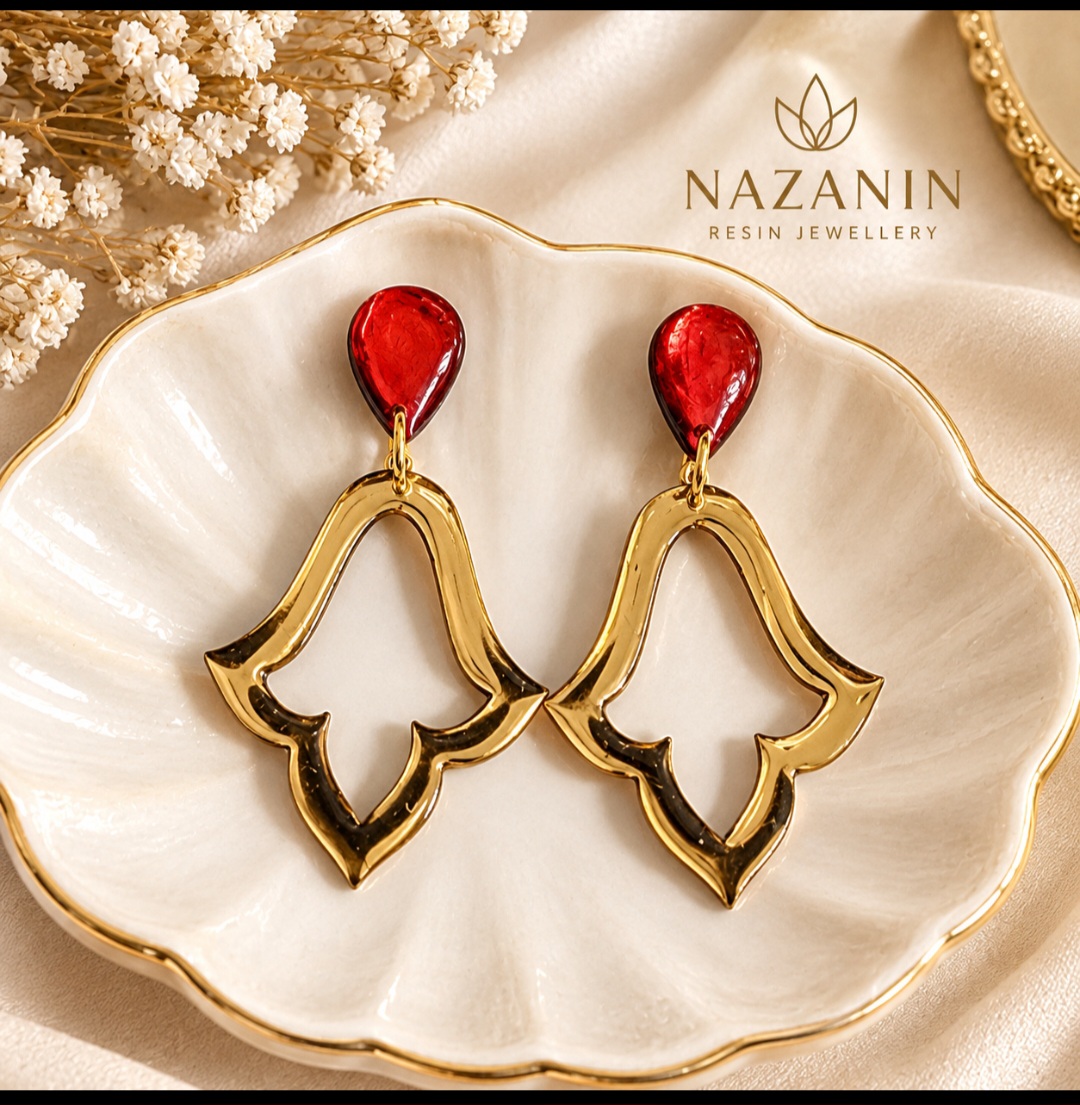 گوشواره رزینی نازنین، طرح نقوش اسلیمی و فرش رنگ طلایی و قرمز زیبایی و جلوه ویژه ای داره